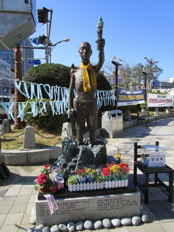 韓国・釜山の日本総領事館近くの公園前歩道に置かれていた徴用工像（今年３月、名村隆寛撮影）