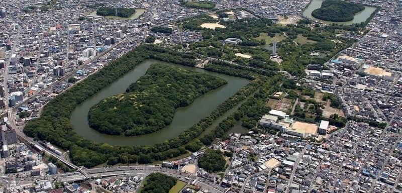 仁徳天皇陵古墳（手前）など＝大阪府堺市（本社ヘリから、宮沢宗士郎撮影）