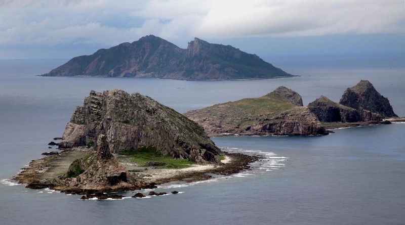 手前から南小島、北小島、魚釣島=沖縄県の尖閣諸島(鈴木健児撮影)