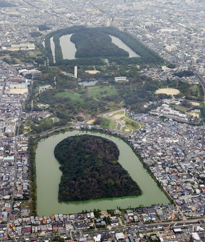 日本最大の規模を誇る仁徳天皇陵古墳（奥）と、３位の履中天皇陵古墳（手前）。世界文化遺産への登録も正式決定した＝堺市、本社ヘリから