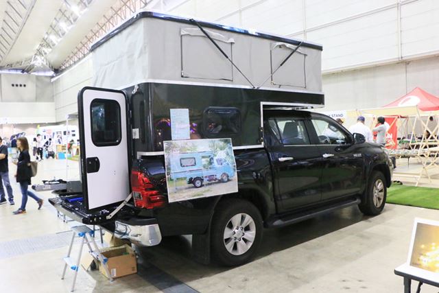 ハイラックスの荷台に組み込むことで、キャンパー化できるキット。価格は183万3,334円〜(オプションは別)