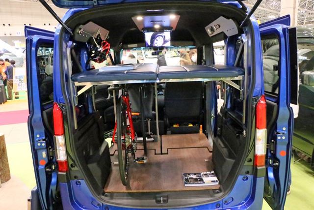 収納スペースはかなり広く、ロードバイクならタイヤを外して2台は積めそう