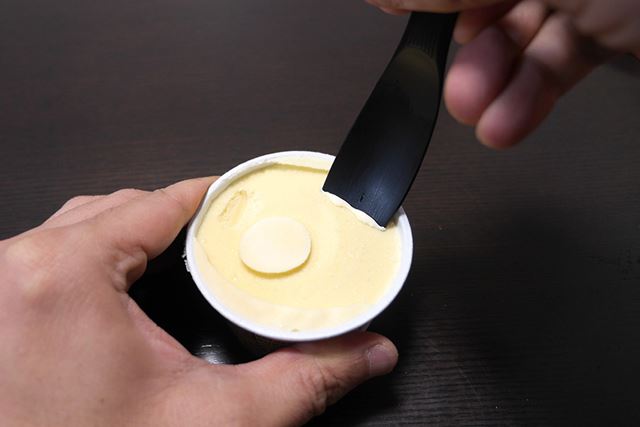 「スピード・アイスクリームスプーン」はじんわりと表面を溶かして、ズブズブと入っていく