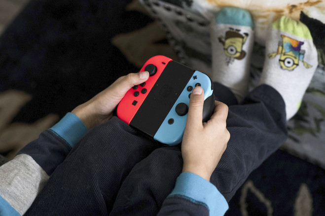 ジェイデン君はゲームをするために急いで宿題を済ませている ジェイデン君はゲームをするために急いで宿題を済ませている