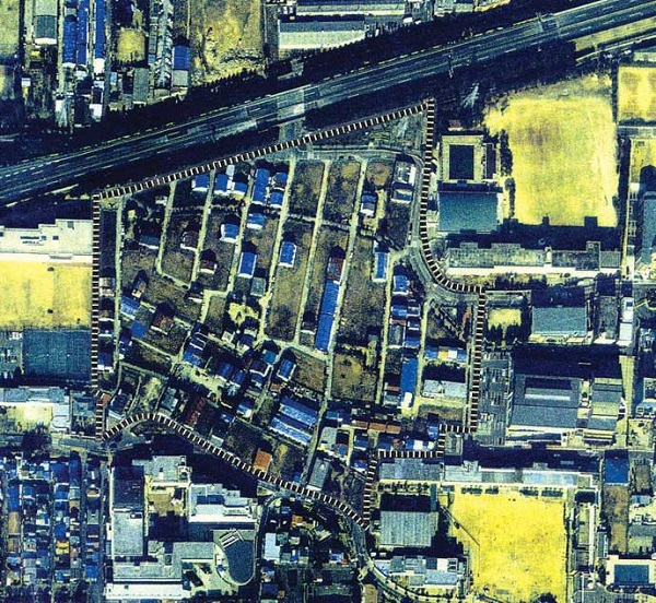 平成7年(1995年)空港敷地を不法占拠していた朝鮮人どもの長屋(バラック)が取り壊され、再造成が始まっている。