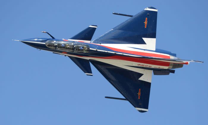 中国人民解放軍の最新戦闘機J-10 (Getty Images)
