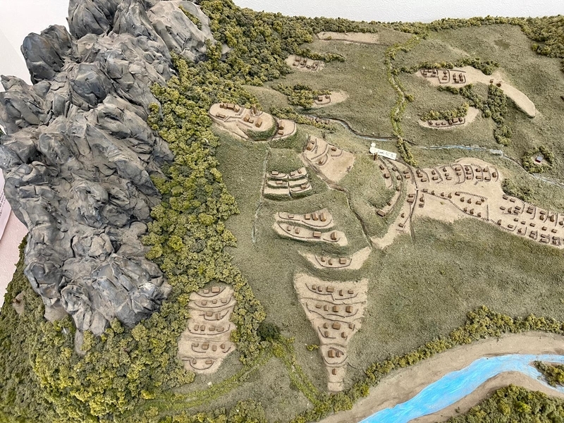 岩櫃城の城郭模型(岩山と城域のジオラマ)