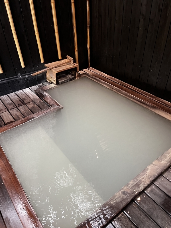 白濁した仙石原温泉の湯船(マウントビュー箱根)