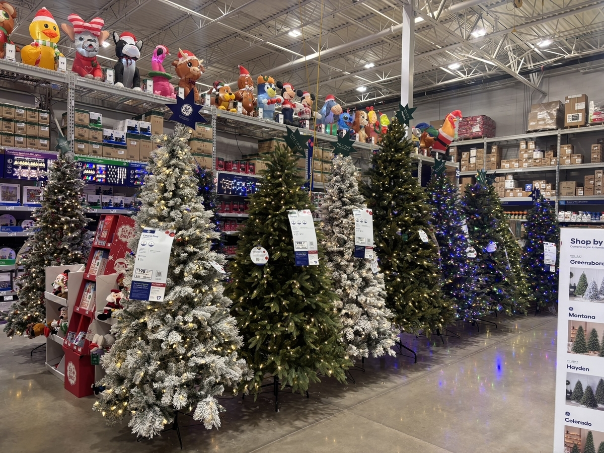 アメリカ流クリスマスツリーの飾り付け｜リボンで飾るツリートップ