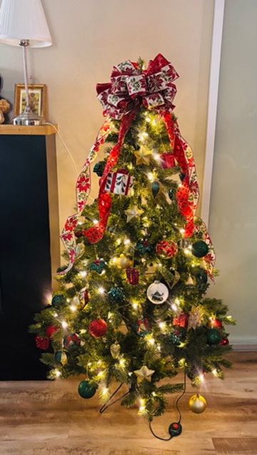 アメリカ流クリスマスツリーの飾り付け｜リボンで飾るツリートップ