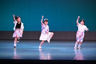 住道リトルキッズダンス発表会 ステージ全体の様子