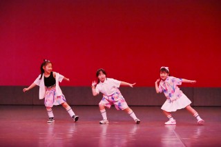 住道リトルキッズダンス発表会 かっこよく見える角度まで練習したクロスハンド。