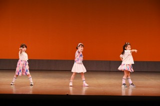 住道リトルキッズダンス発表会 3人でリズムをしっかり合わせたポイントの動き。
