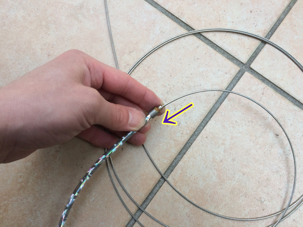 交換するアウターケーブルにワイヤーを通していきます