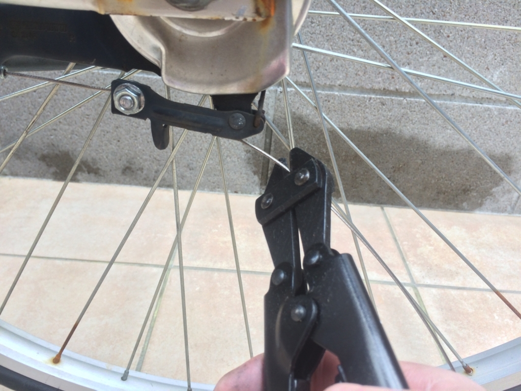 自転車のブレーキワイヤーの余分な長さをカット