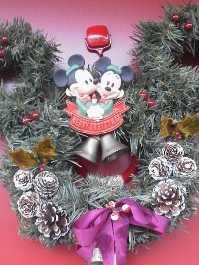 クリスマス仕様の玄関棚とリメイクしたミッキークリスマスリース - DIY