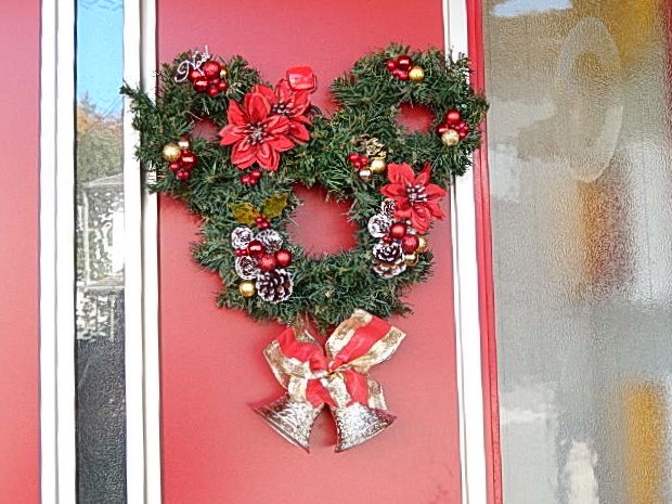 クリスマス仕様の玄関棚とリメイクしたミッキークリスマスリース - DIY