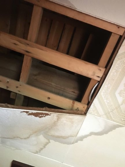 ボロ戸建 雨漏れで天井が落ちている