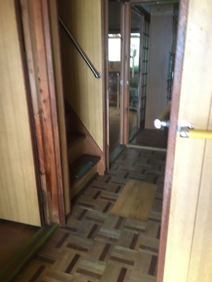 手すりだらけの室内