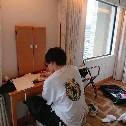 ホテル阪神大阪の室内の鏡台で勉強できる