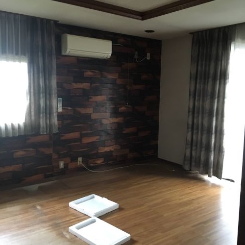 雨漏れの滴を受け止める発泡スチロール