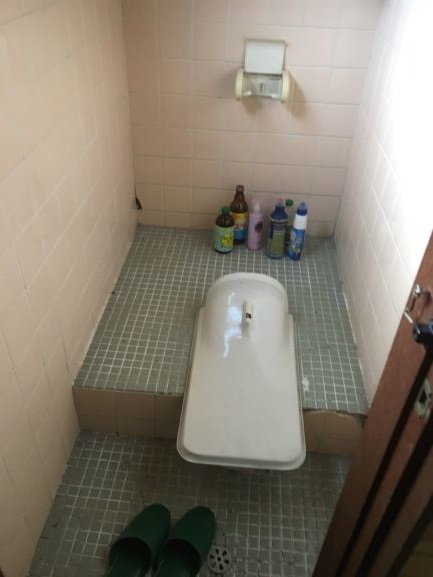 和式のボットン便所