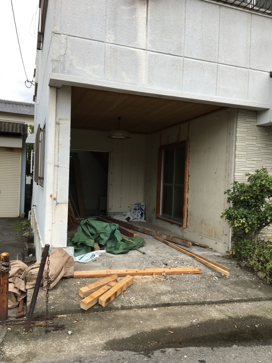 見事にぶち抜かれた鉄骨造の和室