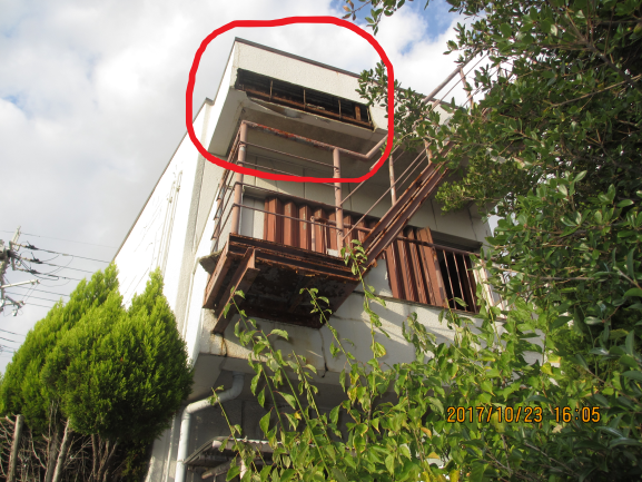 家の壁が落ちた姿