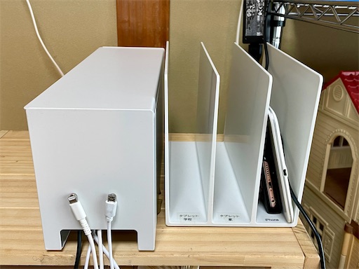 タブレット充電に最適！無印良品仕切りスタンドの使い方 - シンプル暮らし