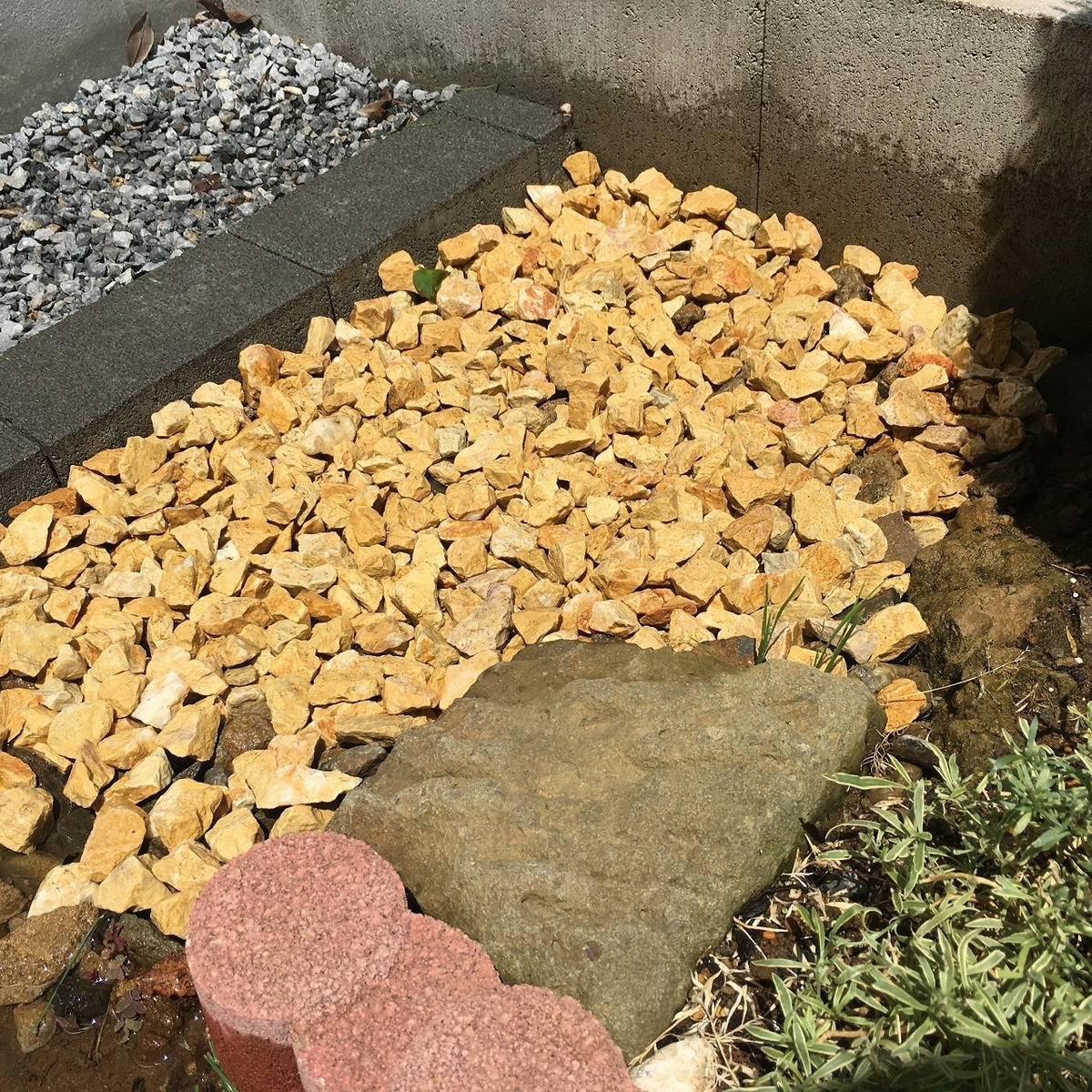 庭 水はけ 水はけの悪い庭 改善 砂利 黒曜石 パーライト 売ってない 腐葉土 真珠岩 人工芝 diy 簡単 庭の水はけを良くする 土 大雨