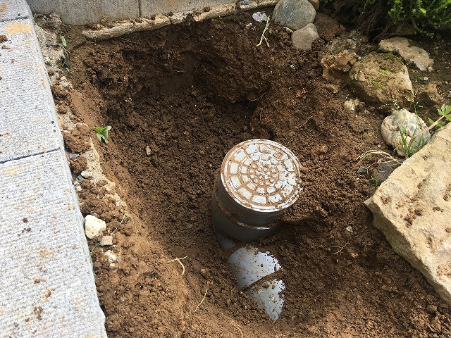 排水位置の周辺を掘る