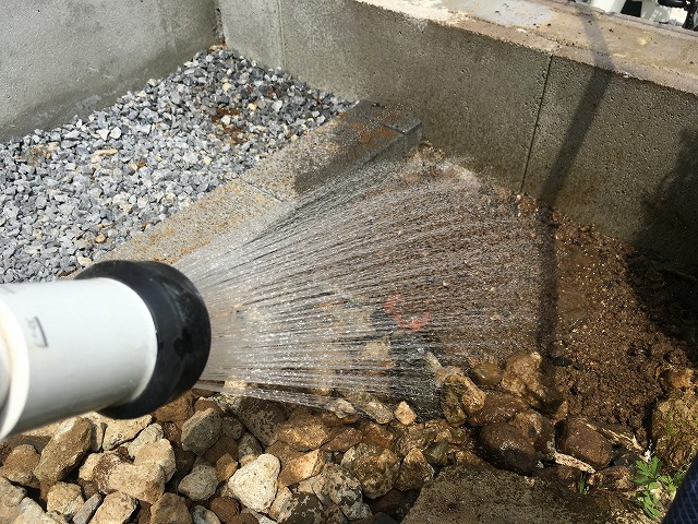 水を流してみる