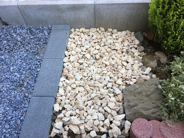 砂利をすべて置いた状態