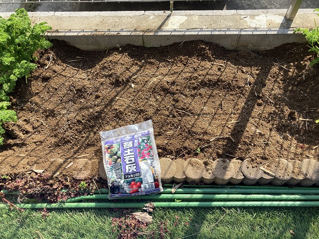 苦土石灰で土壌の酸度を調整