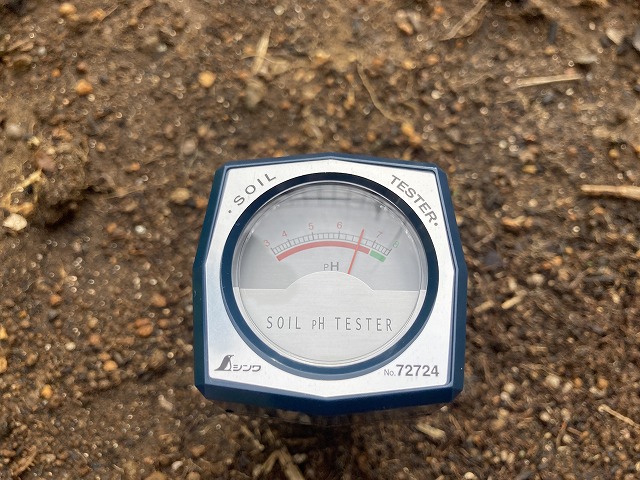 土壌酸度計でpHを測定
