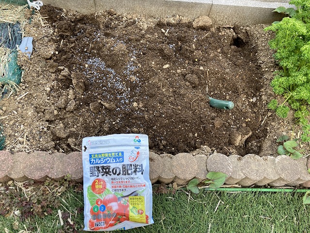 肥料を混ぜて、畝を立てる 5月5日