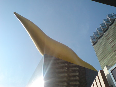 ーOOO-浅草の巨大な黄金色のアレについて - あんだんご ーOOO-