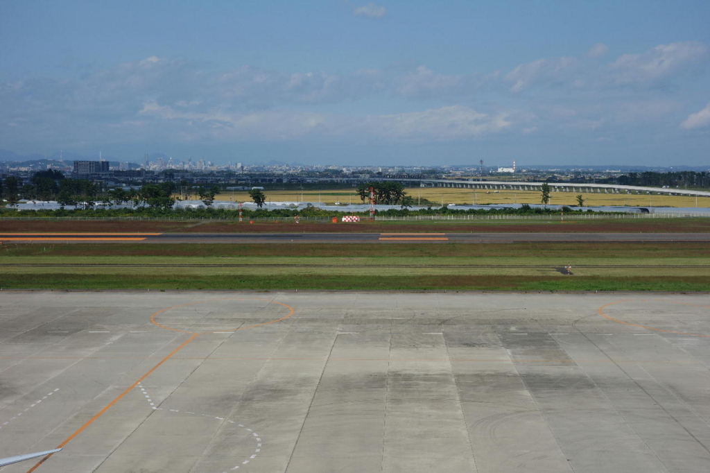 仙台国際空港の屋上展望デッキ（仙台市街方面の風景）