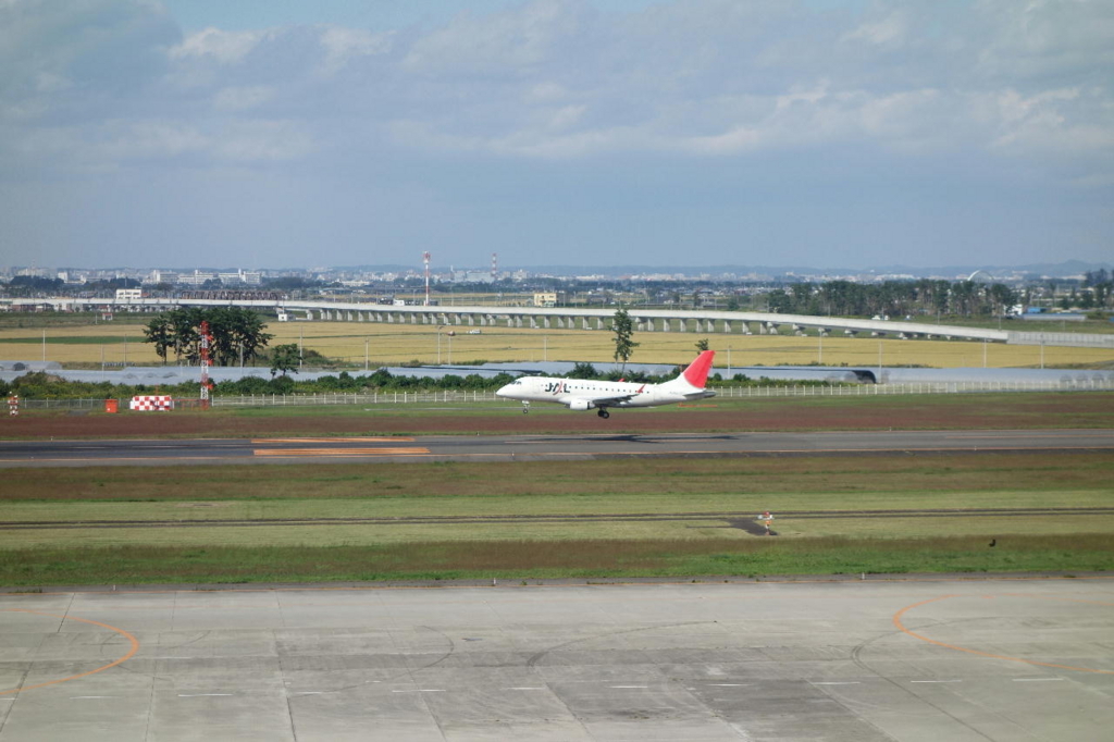 仙台国際空港の屋上展望デッキから見る駐機場（JAL機）