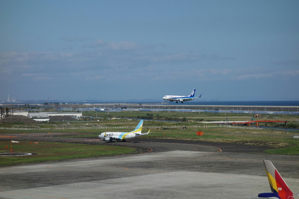 仙台国際空港の屋上展望デッキから見る駐機場（ANA機）