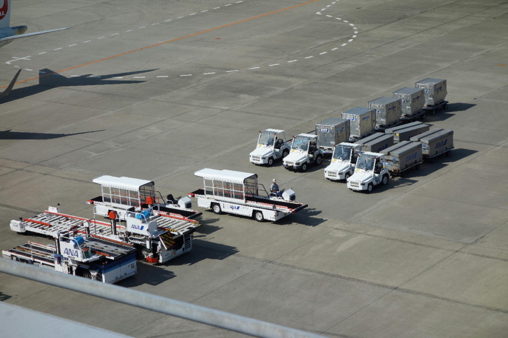 仙台国際空港の屋上展望デッキから見る駐機場（待機中のカーゴ）