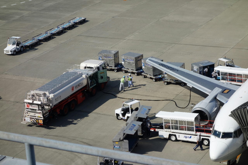 仙台国際空港の屋上展望デッキから見る駐機場（燃料を補給する作業車）