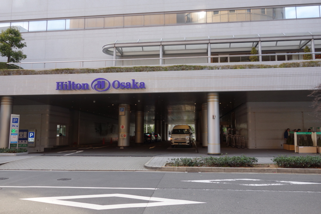 ヒルトン大阪 バス停からみたヒルトン大阪