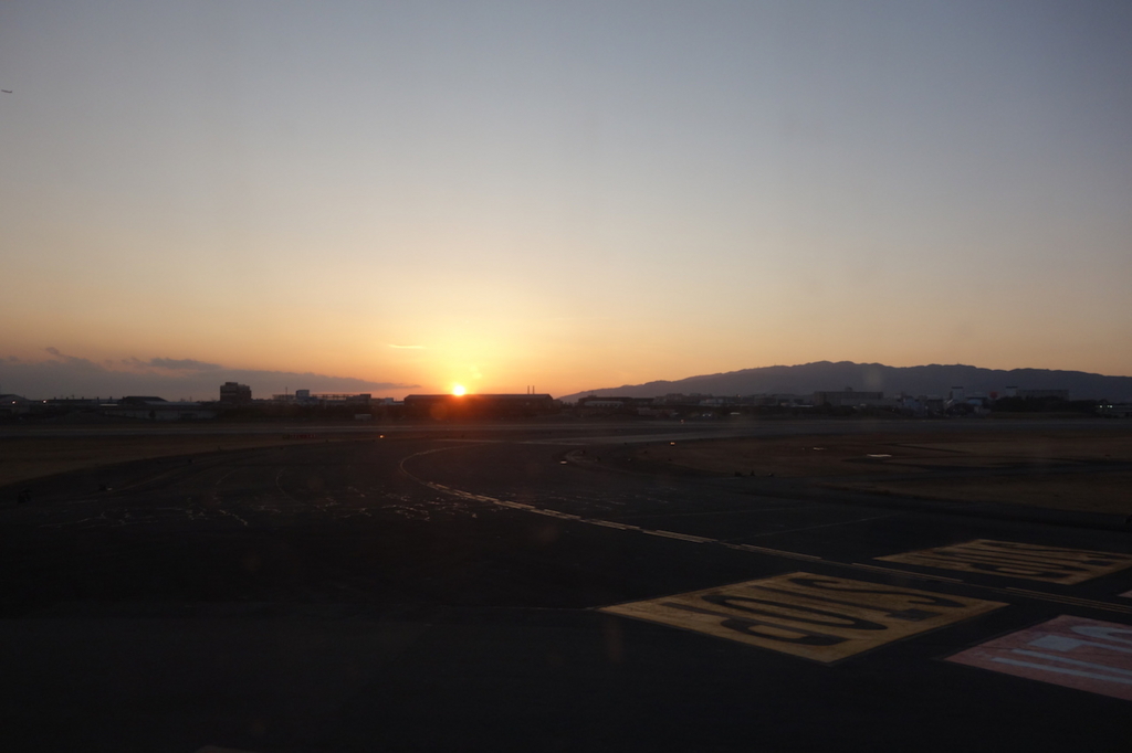 ANA737便から見た夕日(平成30年1月23日) 大阪国際空港でのANA737便から見た夕日(平成30年1月23日)