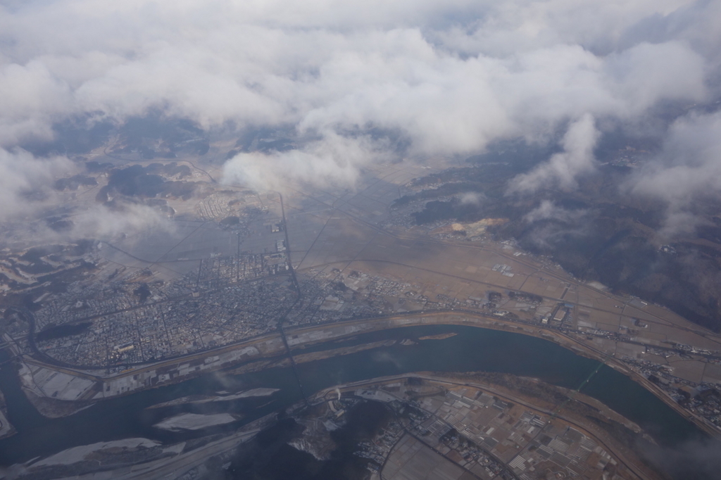 雲の上のANA732便から見た仙台国際空港周辺（平成30年2月21日）