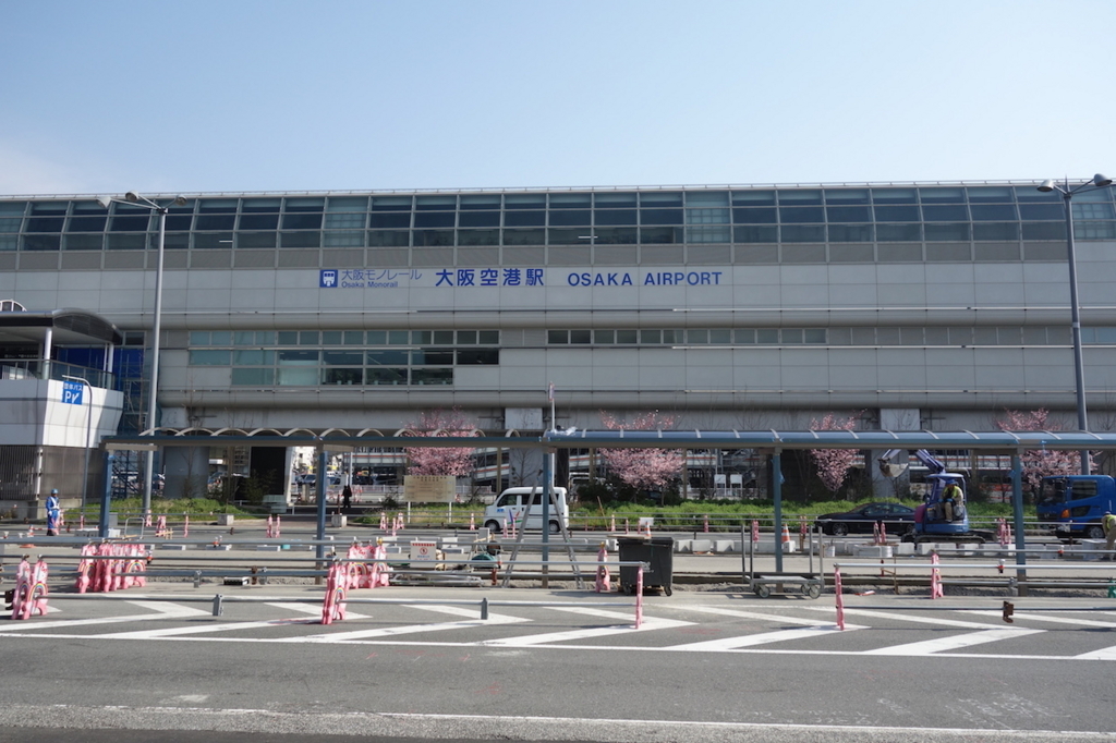 大阪国際空港から見た大阪モノレールの大阪空港駅