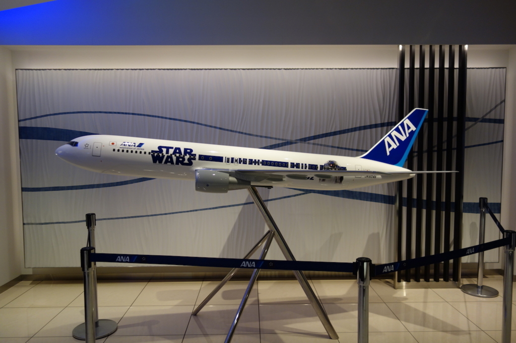 大阪国際空港 ANAラウンジに設置されるSTAR WARS™️ ANA JET（平成30年3月27日）