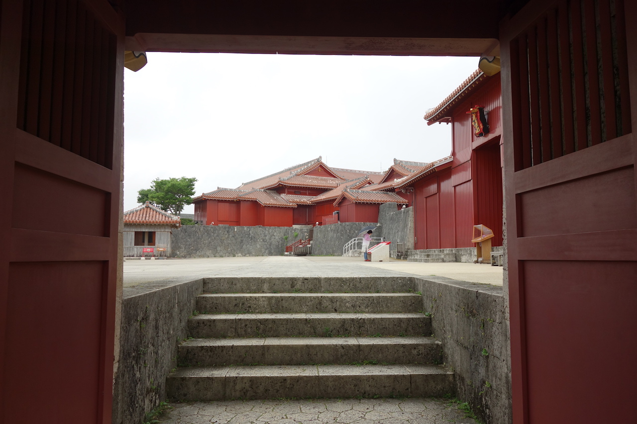 首里城公園の漏刻門を通り抜けるところ