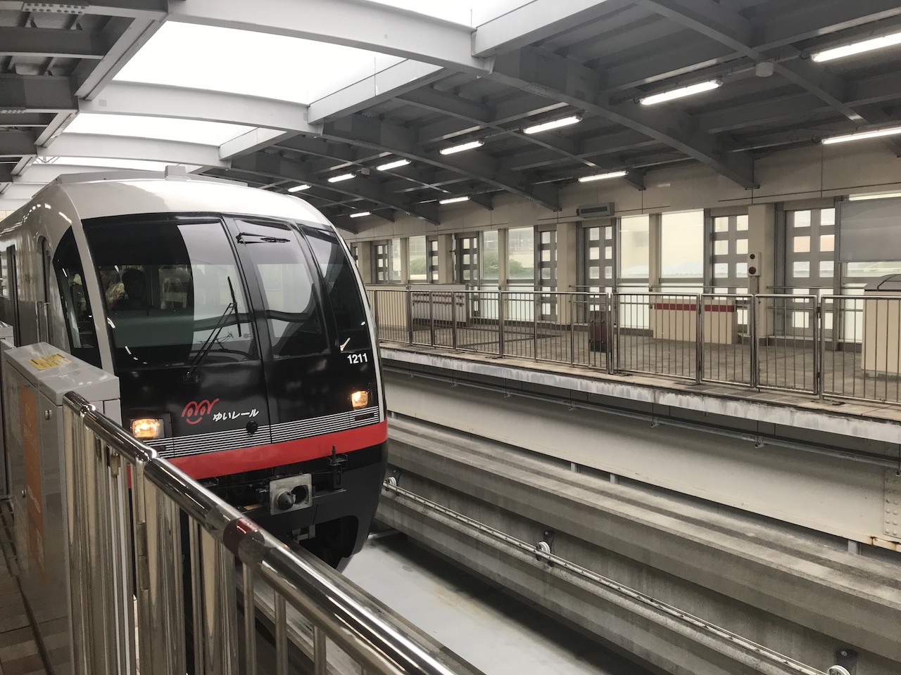 首里駅に到着したゆいレールの車両