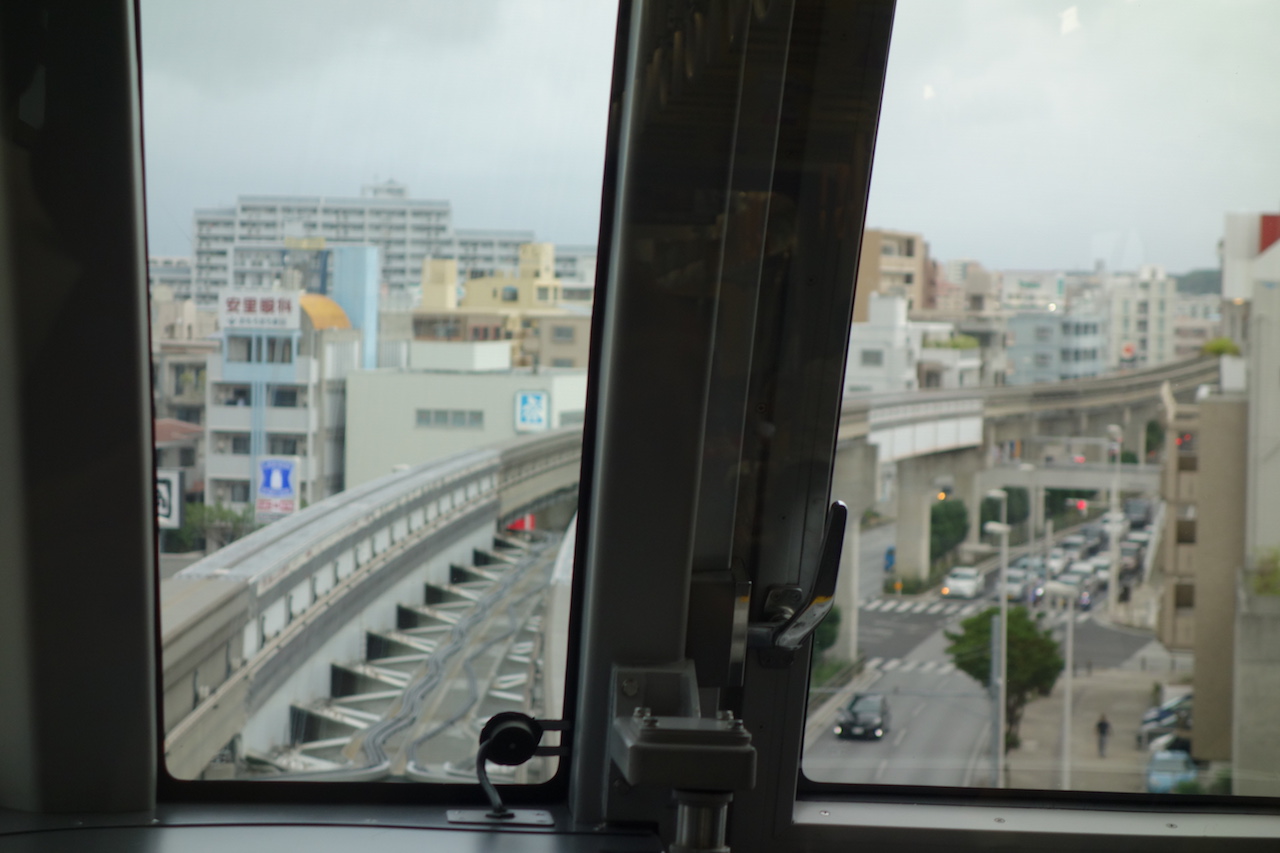 ゆいレール車内から那覇市内の景色